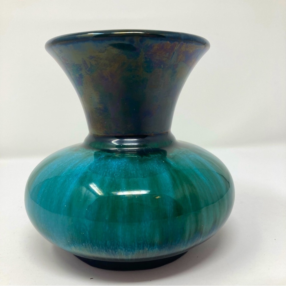 Vintage Blue Mountain Pottery vase. - Picture 7 of 10